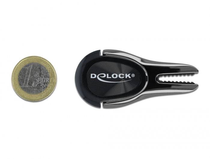 Mince v hodnotě 1 euro leží vedle malého černostříbrného kabelového držáku DeLOCK.