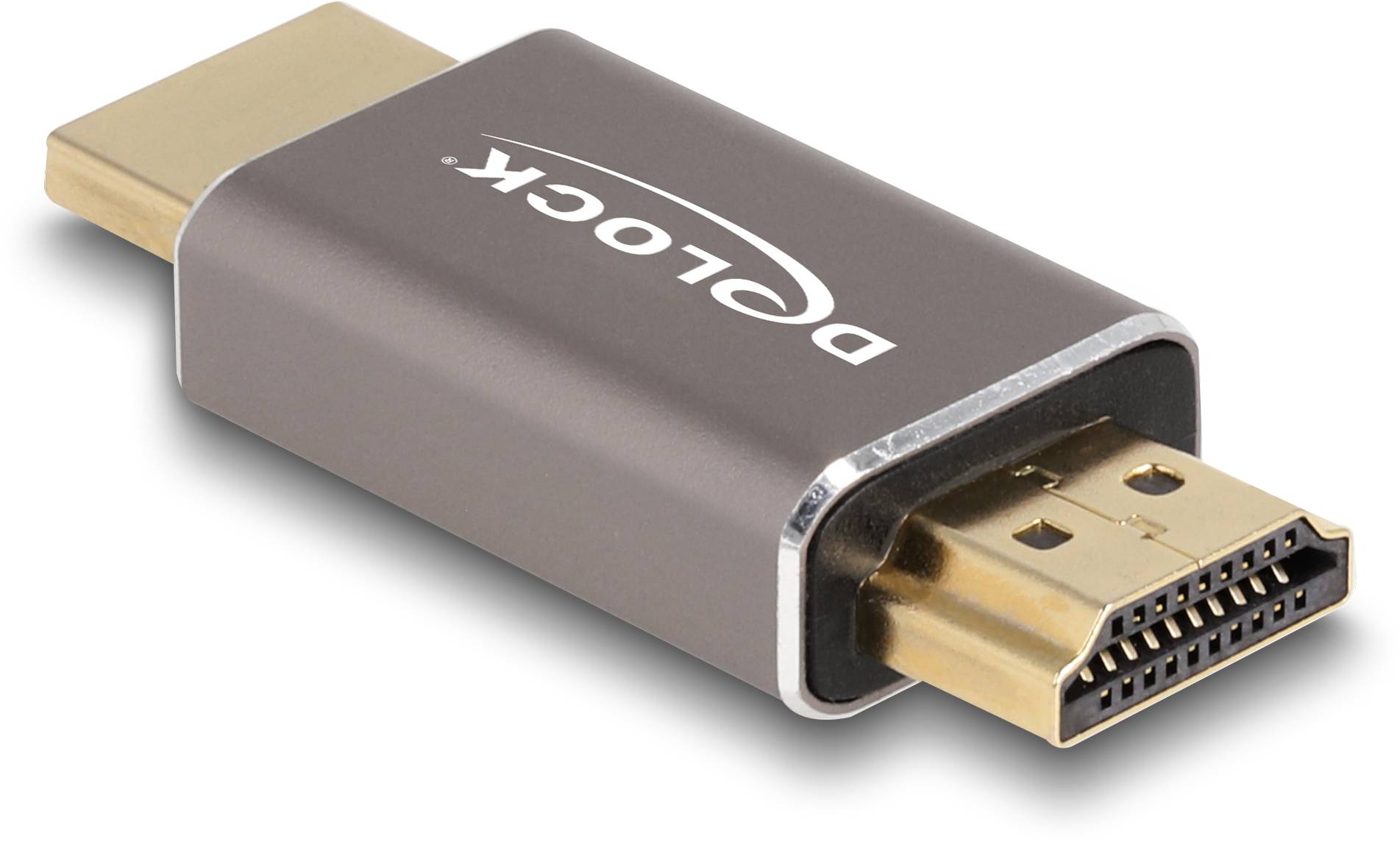 HDMI adaptér se šedým tělem a zlatými konektory, označený firemním logem. Slouží k propojení zařízení prostřednictvím rozhraní HDMI.