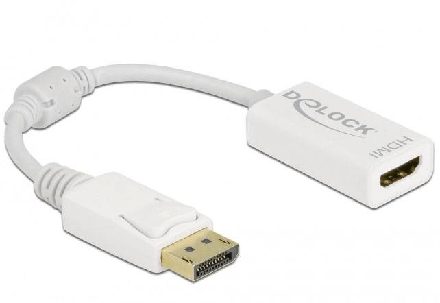 Bílý DisplayPort-HDMI adaptérový kabel se zlatými kontakty. Adaptér je označen nápisy „HDMI" a „Delock".