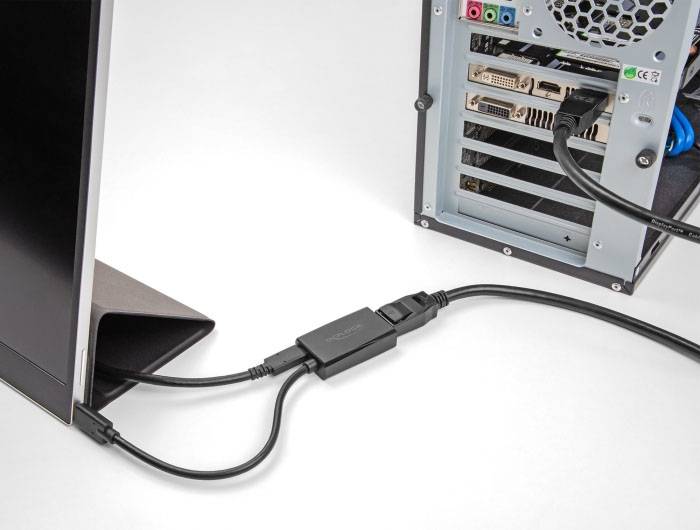 Počítačový monitor a skříň počítače jsou propojeny kabelem DisplayPort. Kabel je připojen ke konektoru grafické karty.