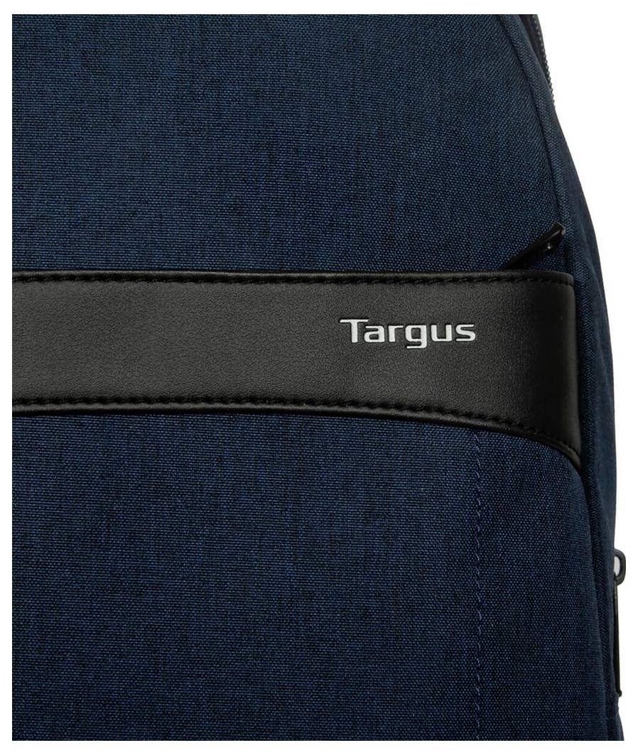 Tmavě modrý batoh s černým popruhem, na němž je napsáno 'Targus'.