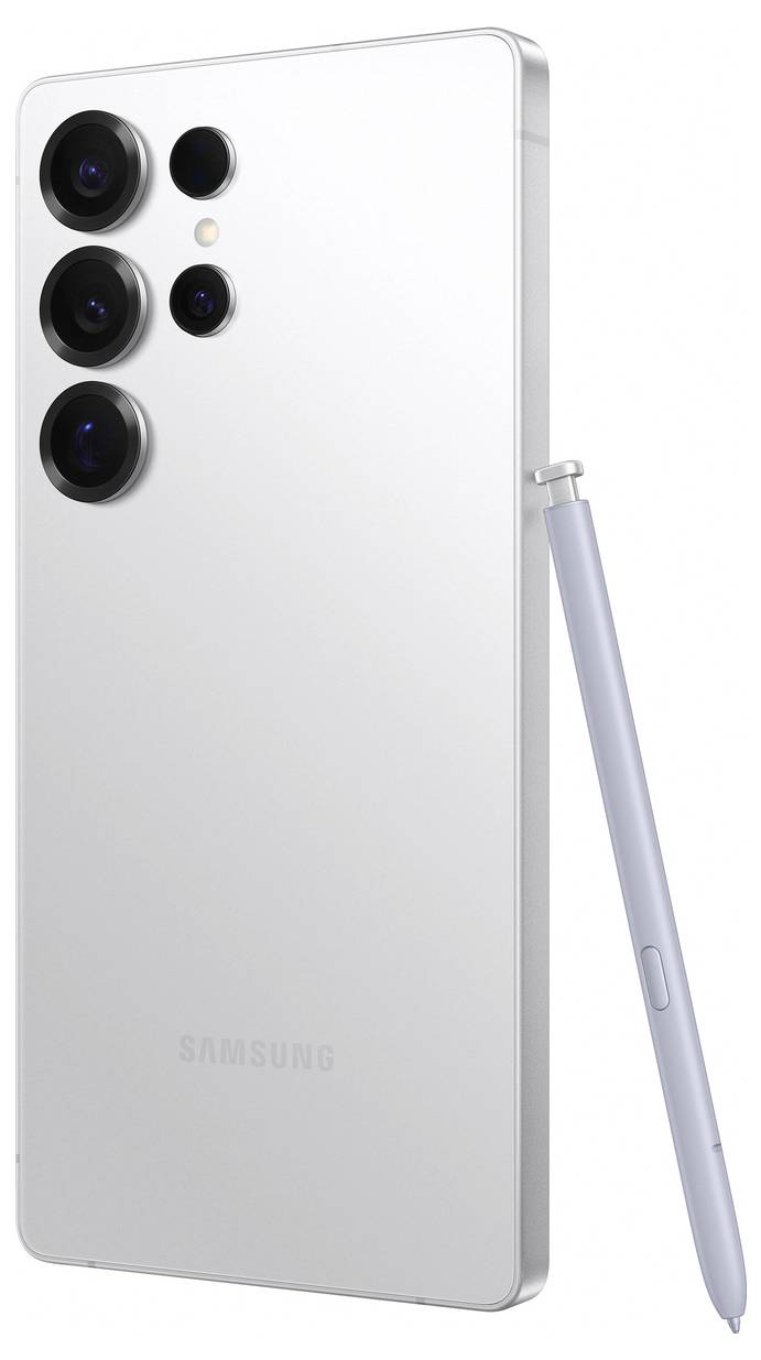 Stříbrný smartphone se třemi objektivy fotoaparátu na zadní straně a stylusem vedle něj, pohled zezadu.