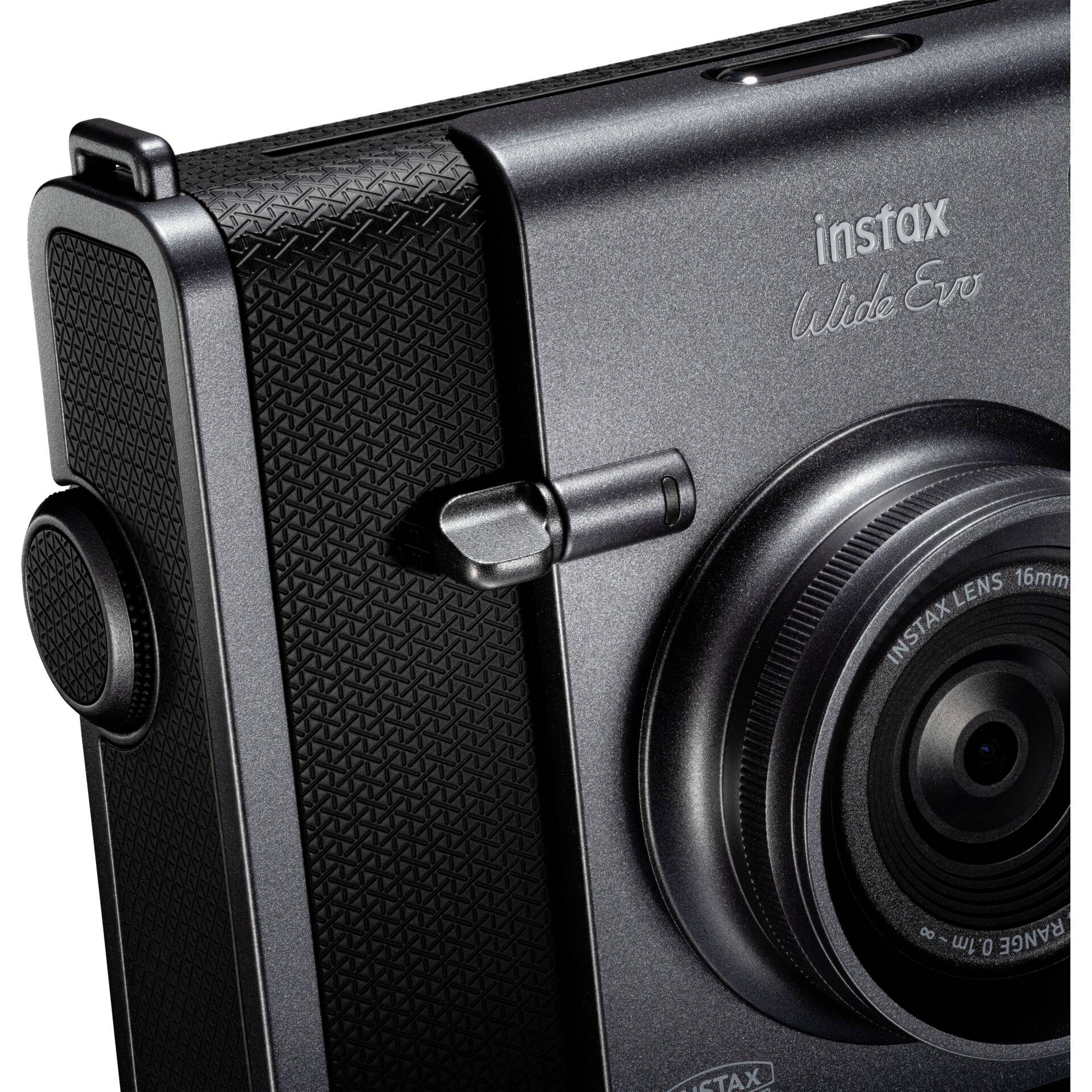 Černý instantní fotoaparát v detailním záběru, přičemž na přední straně je viditelná značka 'Instax Wide Evo'.
