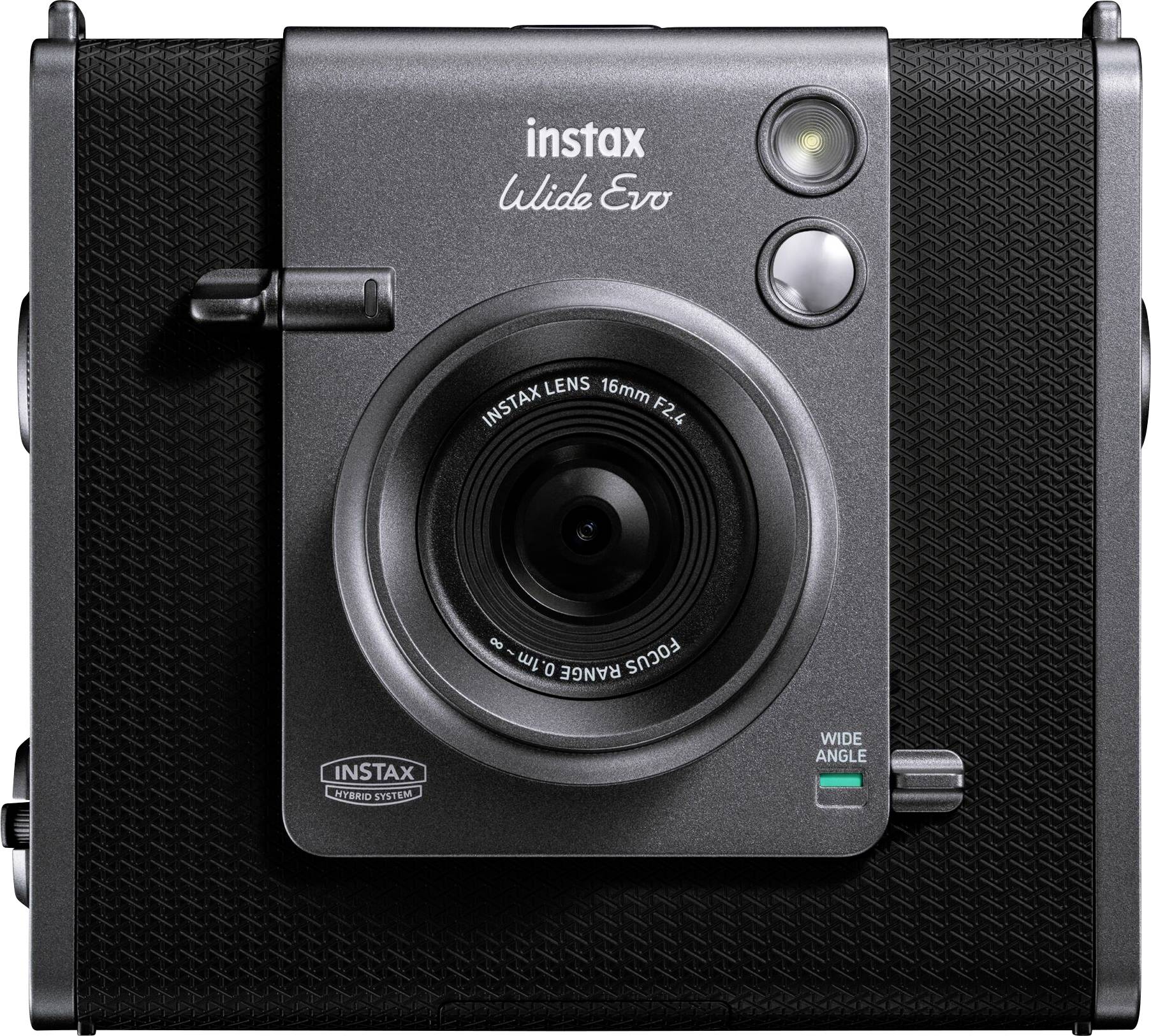 Instax fotoaparát s širokoúhlým objektivem, černé tělo. Pohled zepředu s objektivem, bleskem a ovládacími prvky.