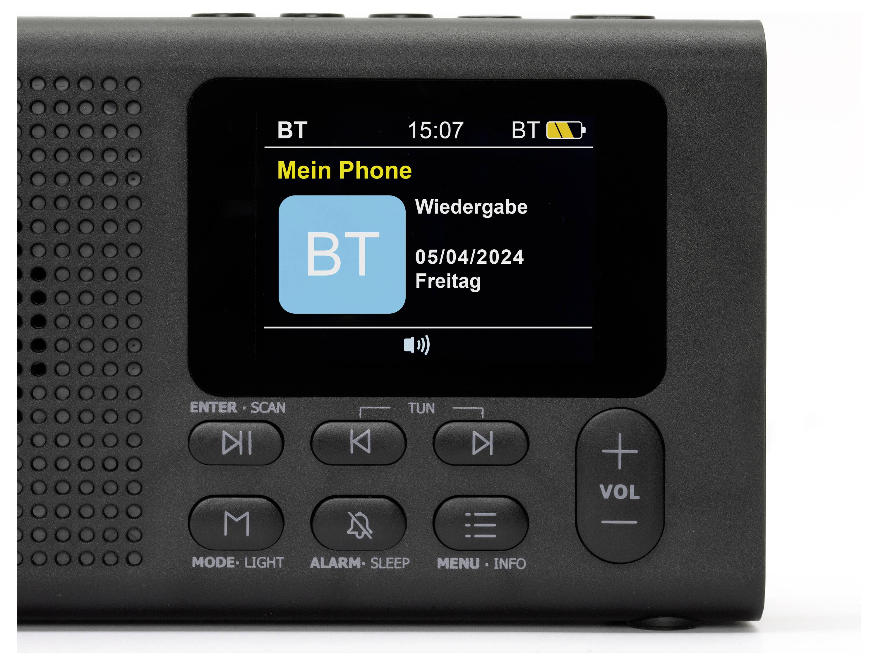 Přenosné rádio zobrazuje na displeji připojení Bluetooth k 'Můj telefon', přehrávání dne 05.04.2024, pátek.