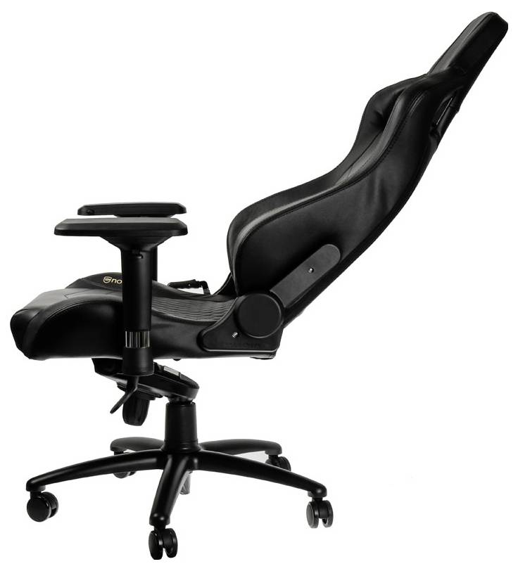 Černá ergonomická kancelářská židle s nastavitelným opěradlem a područkami, na kolečkách. Boční pohled se zvýrazněným náklonem.