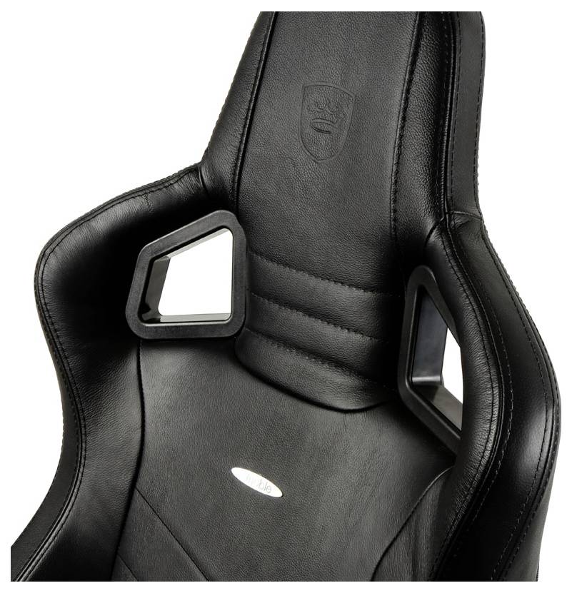Černé autosedadlo se sportovním designem a vytlačeným logem nahoře. Vyvinuto pro komfort a oporu při vysokých rychlostech.