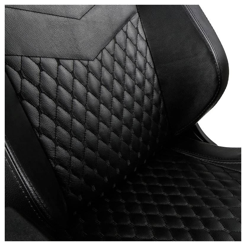 Detailní záběr černého autosedadla s prošívaným koženým designem a zvýrazněnou luxusní texturou.
