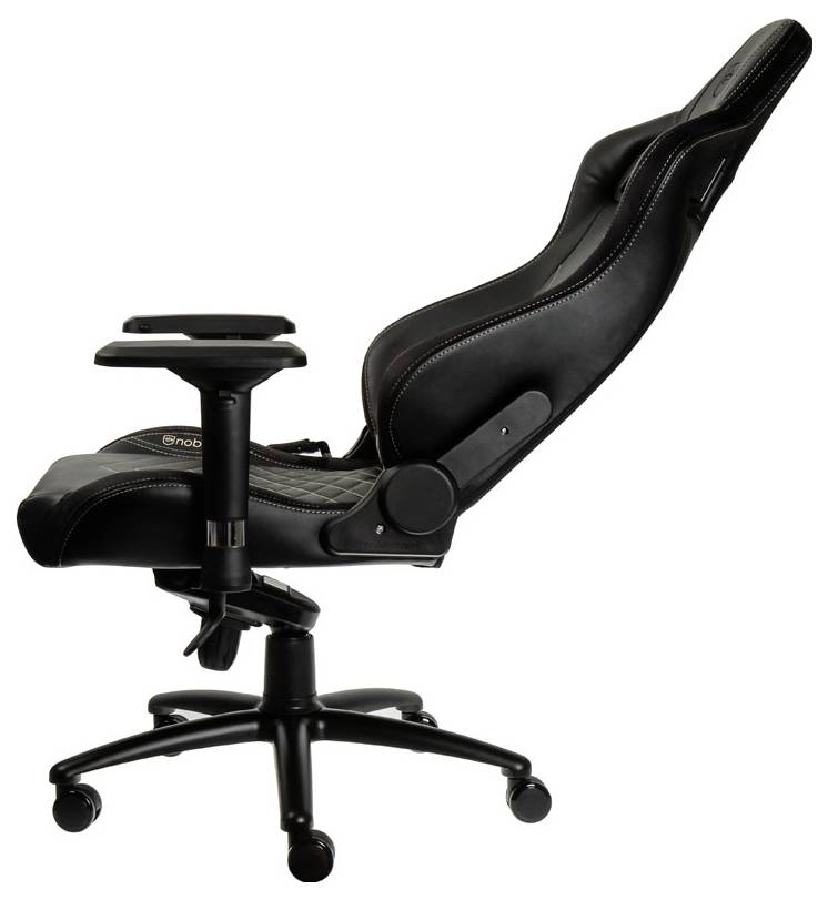 Ergonomická černá kancelářská židle s nastavitelným opěradlem a područkami, umístěná na kolečkách pro snadný pohyb.