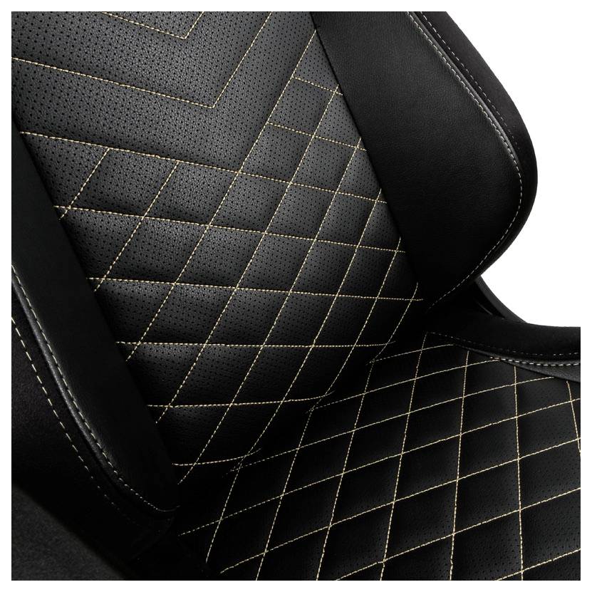 Sedací plocha židle potažená černou umělou kůží s diagonálními švy v kostkovaném vzoru. Geometický design.