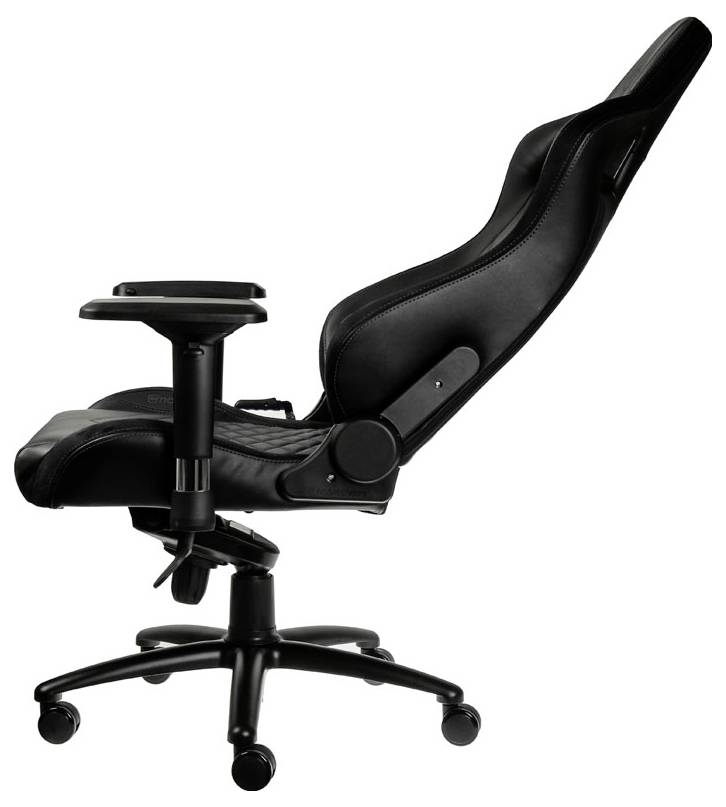 Černá ergonomická kancelářská židle s nastavitelnými opěrkami rukou a vysokým opěradlem, pohled z boku na bílém pozadí.