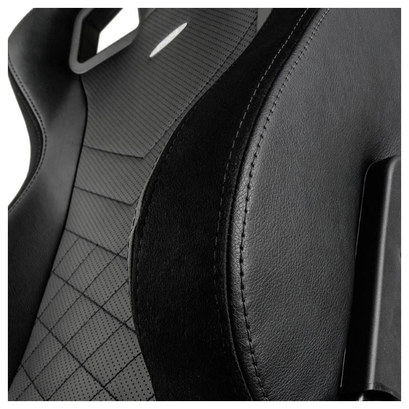 Černé, ergonomicky tvarované autosedadlo se vzorem kosočtverce a viditelným švem, vhodné pro sportovní vozidla.