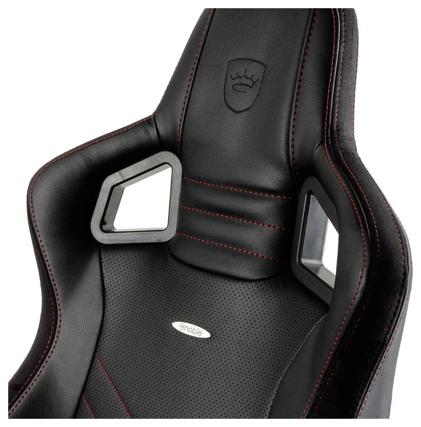 Černé herní křeslo s červenými švy, perforovanou kůží a ergonomickým designem. Horní část opěradla s logem.