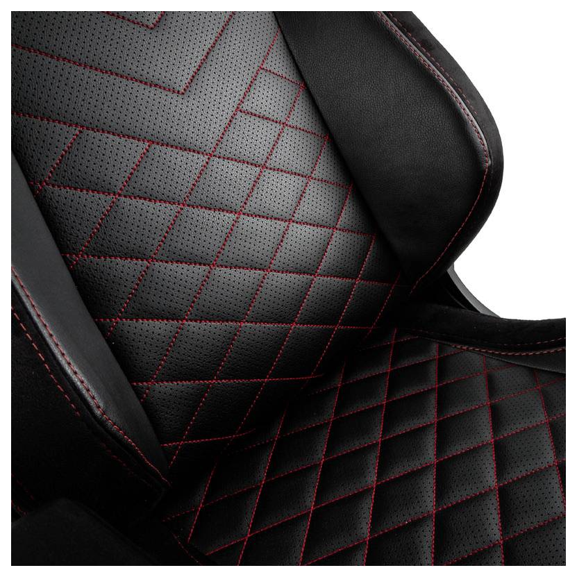 Černý kožený sedák s červeným prošíváním do kosočtvercového vzoru. Vysoce kvalitní, polstrovaný povrch pro ergonomické pohodlí.