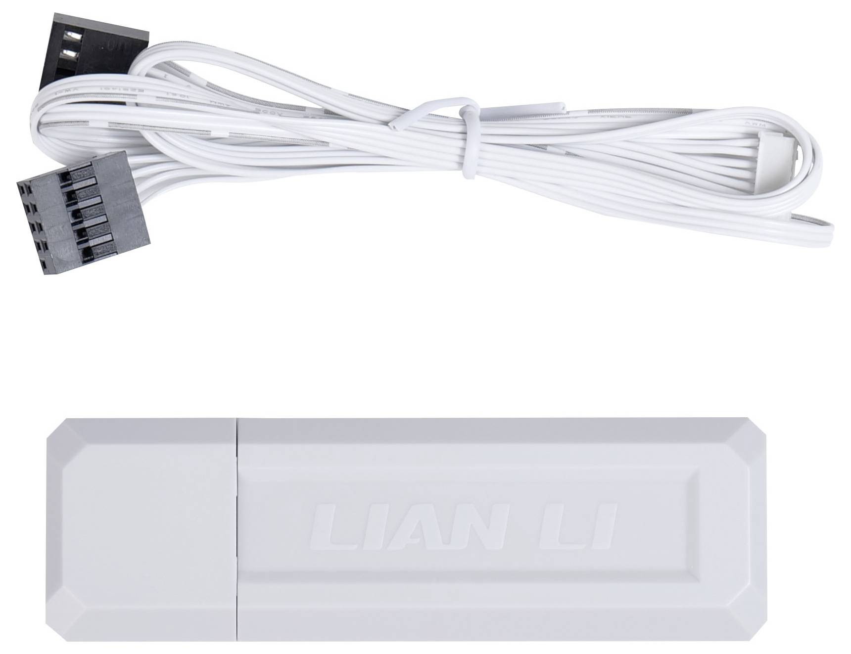 Bílý prodlužovací kabel se zástrčkami a bílé plastové pouzdro s nápisem 'LIAN LI'.