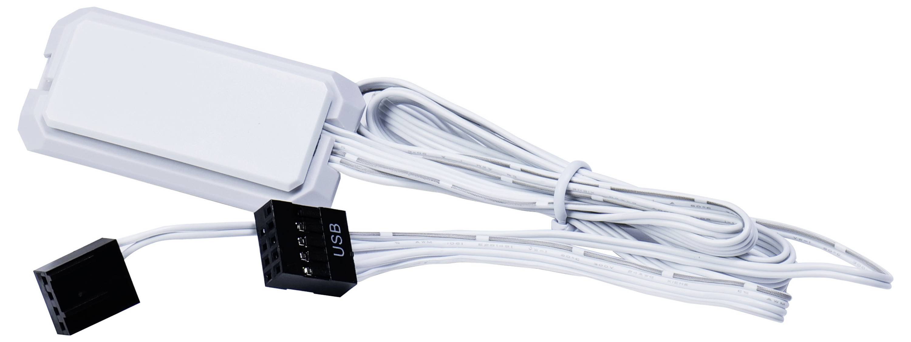 Bílé elektronické zařízení s dlouhými kabely a dvěma černými konektory, pravděpodobně určené pro připojení k USB portům.