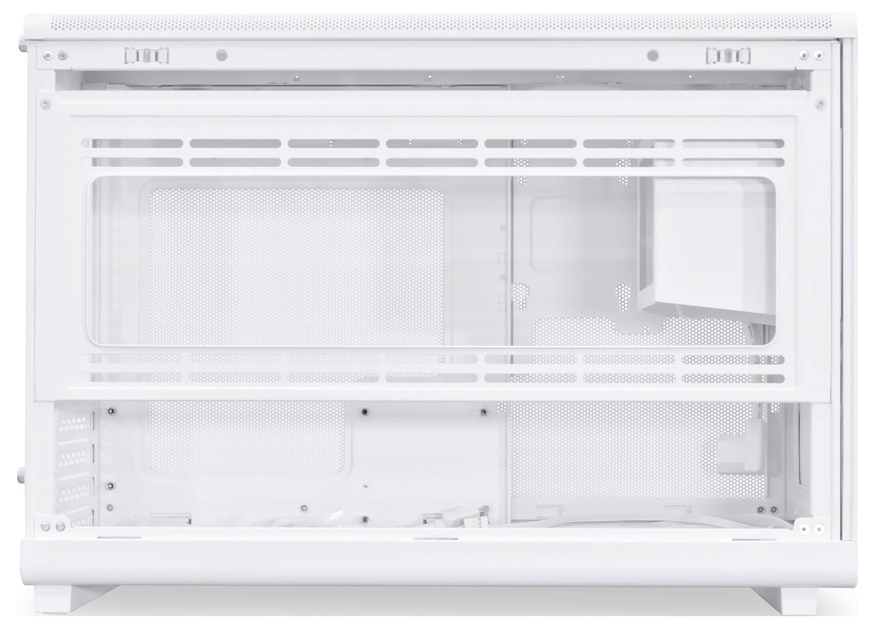 Bílá prázdná počítačová skříň pohledem z boku, zobrazující větrací otvory a modulární design pro individuální instalaci hardwaru.