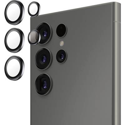 Na zadní straně smartphonu jsou namontovány různě velké objektivy fotoaparátu.