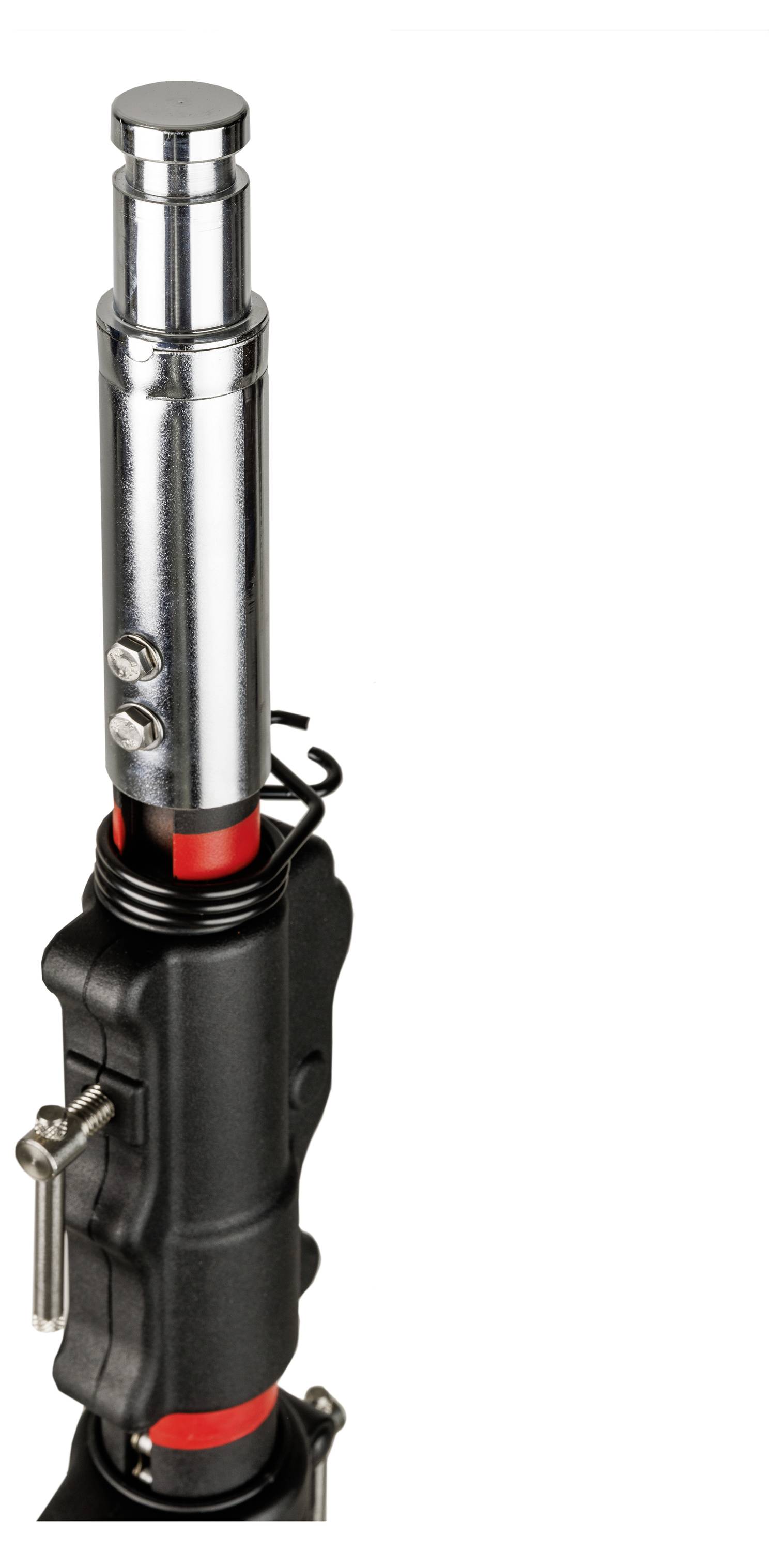 Detailní záběr černého a červeného tlumiče s chromovaným válcem.