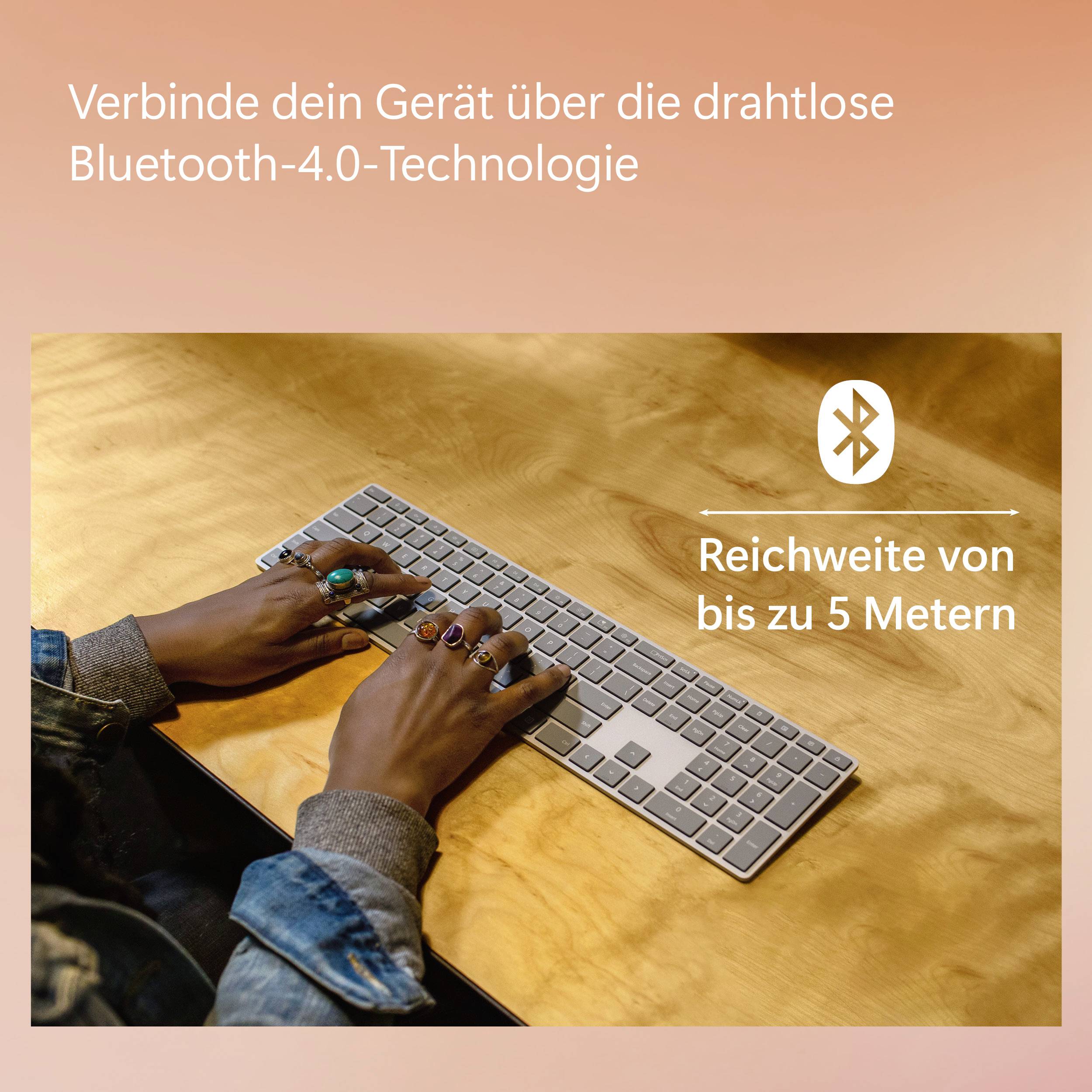 Osoba bezdrátově připojuje klávesnici přes Bluetooth, dosah až 5 metrů.