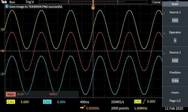Dvoukanálový osciloskop zobrazuje dvě sinusové křivky: Kanál 1 (žlutý) a Kanál 2 (modrý) při 1 MHz, oba o 5V špičkové hodnotě. Časová základna: 400 ns na dílek.