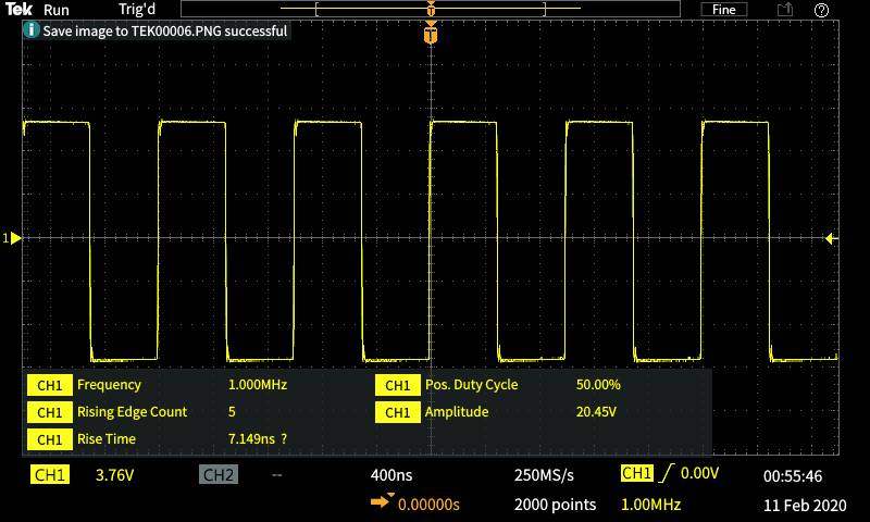 Obrazovka osciloskopu ukazuje obdélníkový signál s frekvencí 1,00 MHz, střídou 50 % a amplitudou 20,45 V. Časová základna: 400 ns.