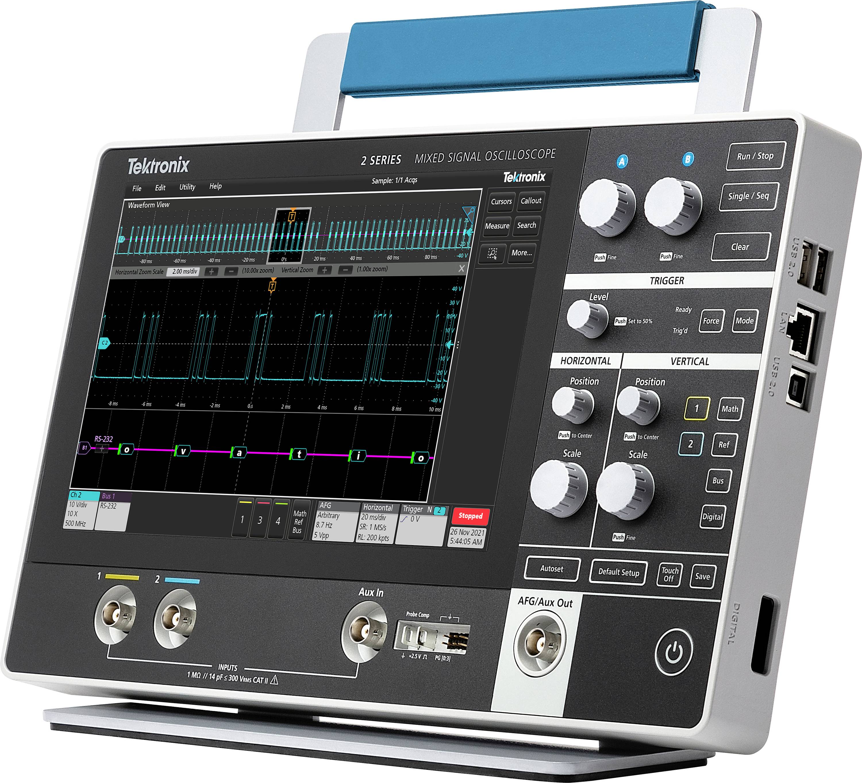Osciloskop značky Tektronix s obrazovkou zobrazující různé vlnité signály a ovládací prvky.