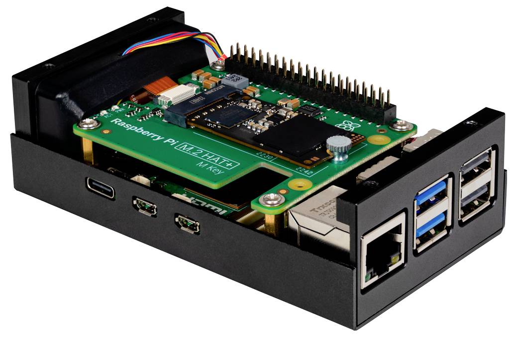 Raspberry Pi v černém pouzdře, zobrazující konektory a malou připojenou desku s nápisem 'Raspberry Pi A+ 512MB'.