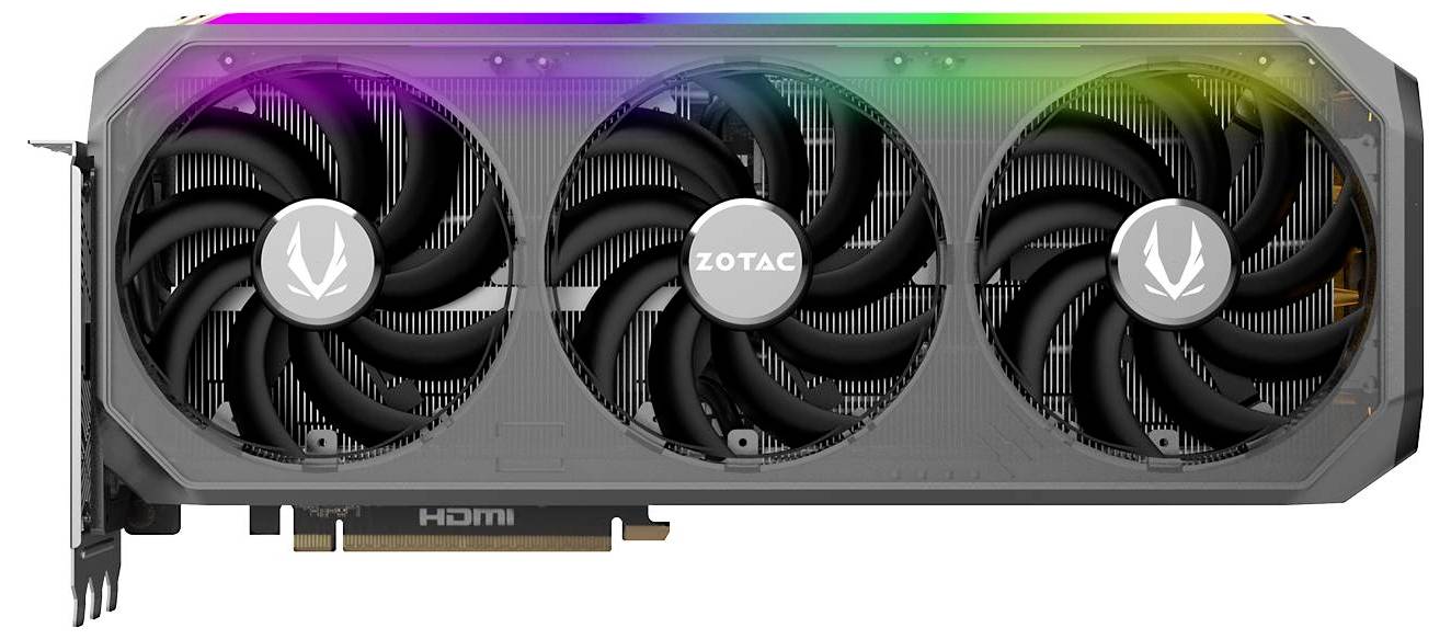 Černá grafická karta se třemi velkými ventilátory a duhový LED světelný pruh nahoře. Označená logem 'ZOTAC'.