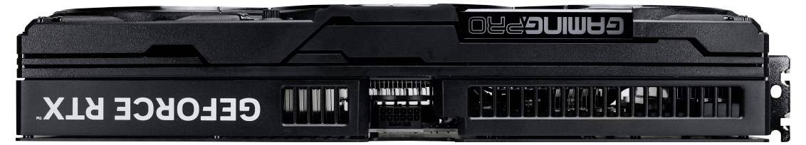 Černá grafická karta s nápisem 'GEFORCE RTX' a 'GAMING PRO' v bílé barvě, zobrazující boční pohled na ventilátory a konektory.