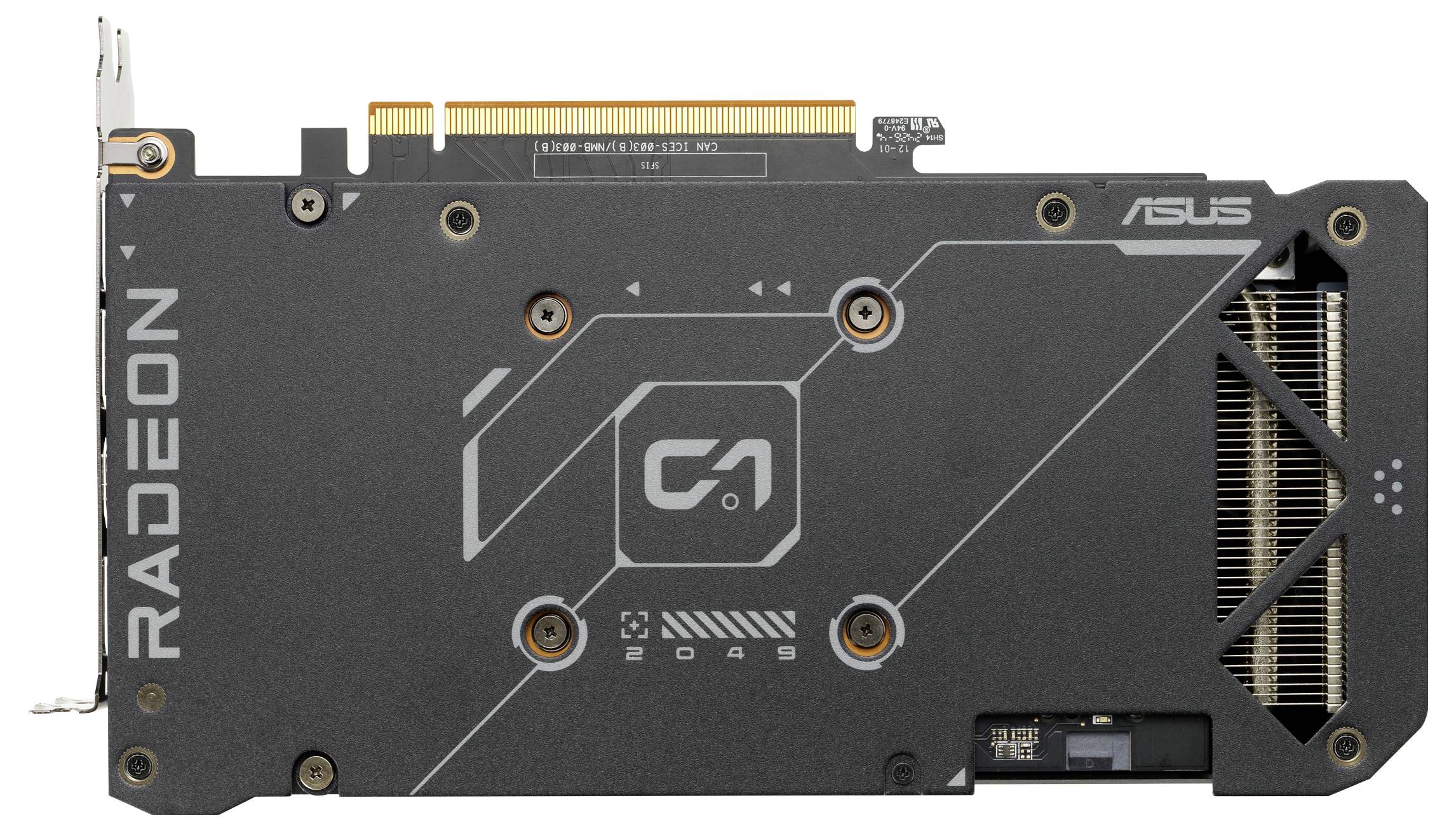 Černá počítačová grafická karta s nápisem 'Radeon' a 'ASUS' vykazuje výrazný design chladicích žeber na pravé straně.
