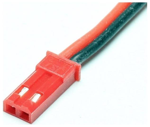 Červený a černý dvoupólový kabel s červeným plastovým konektorem, vhodný pro elektrické připojení v malých zařízeních.