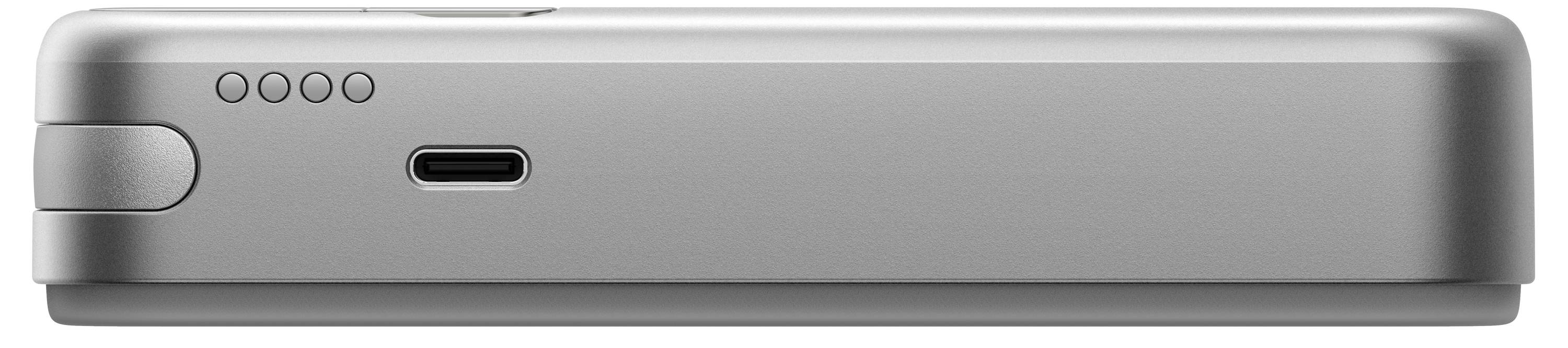 Stříbrná powerbanka s USB-C portem a čtyřmi indikačními LED diodami na horní straně, pohled z boku.