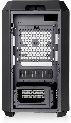 Počítačová skříň, černá, pohled zezadu. Viditelné jsou větrací mřížky a sloty pro rozšiřující karty. Žádné komponenty nejsou nainstalovány.