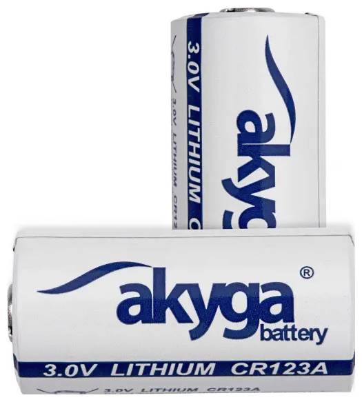 Dvě bílé a modré lithiové baterie Akyga CR123A, stojící vzpřímeně.