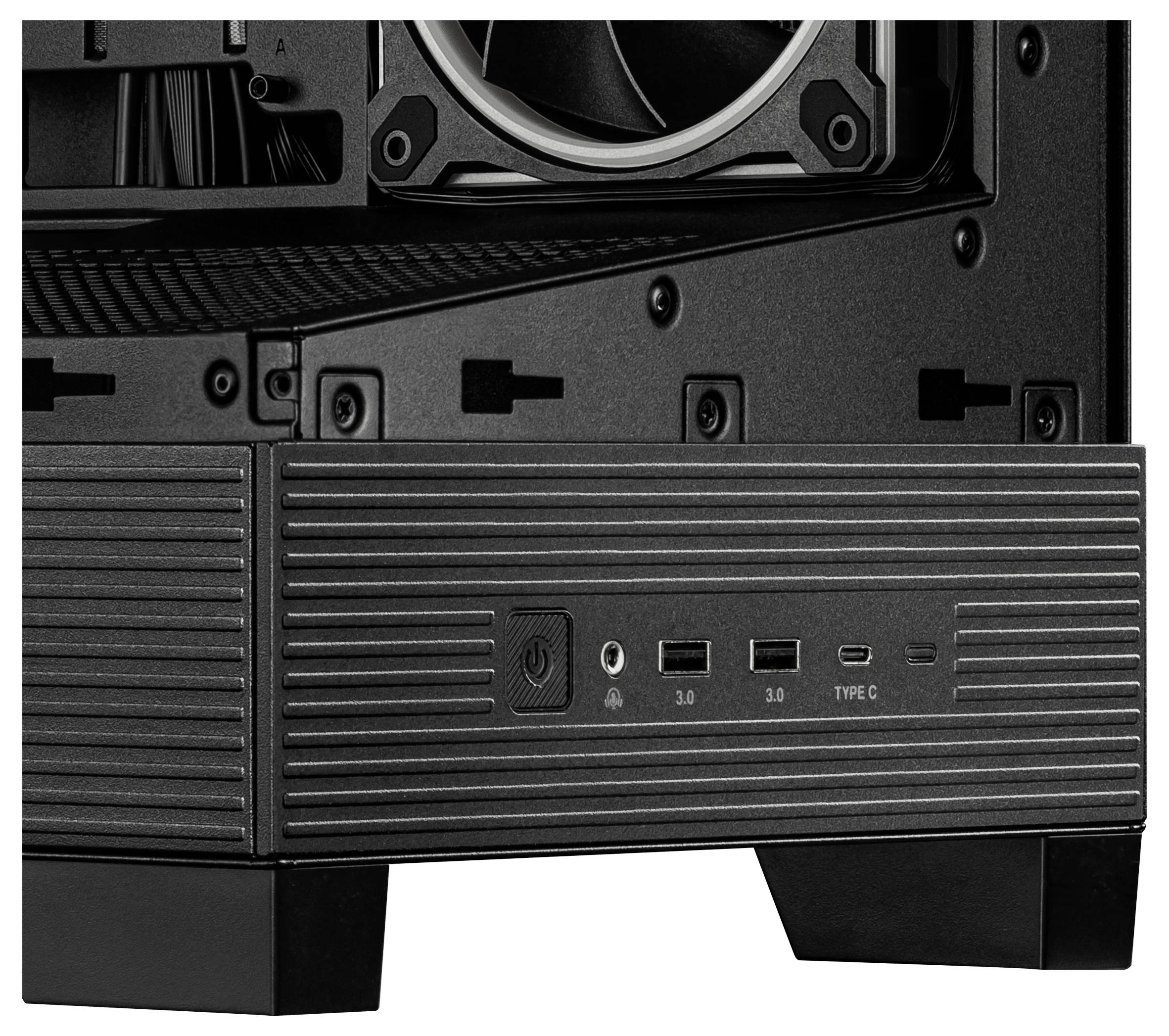 Černá počítačová skříň pohledem zdola. Viditelné USB 3.0 porty, USB-C port a vypínač na přední straně skříně.