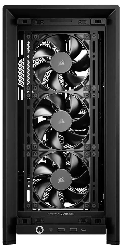 Černá počítačová skříň se třemi velkými ventilátory na přední straně, navržená společností Corsair. Dole jsou viditelné ovládací tlačítka a konektory.