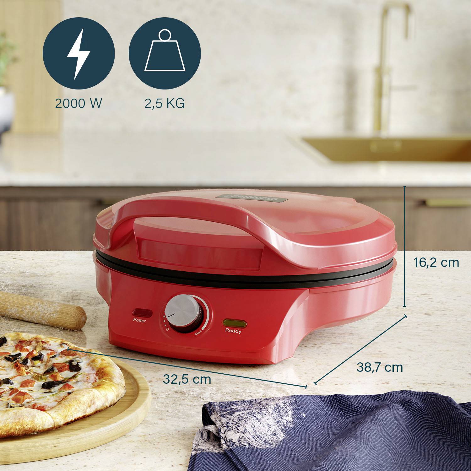 Červená pizzová pec na kuchyňské pracovní desce, zobrazuje 2000 W, 2,5 kg. Rozměry: 16,2 cm výška, 32,5 cm šířka, 38,7 cm hloubka. Pizza vpředu.