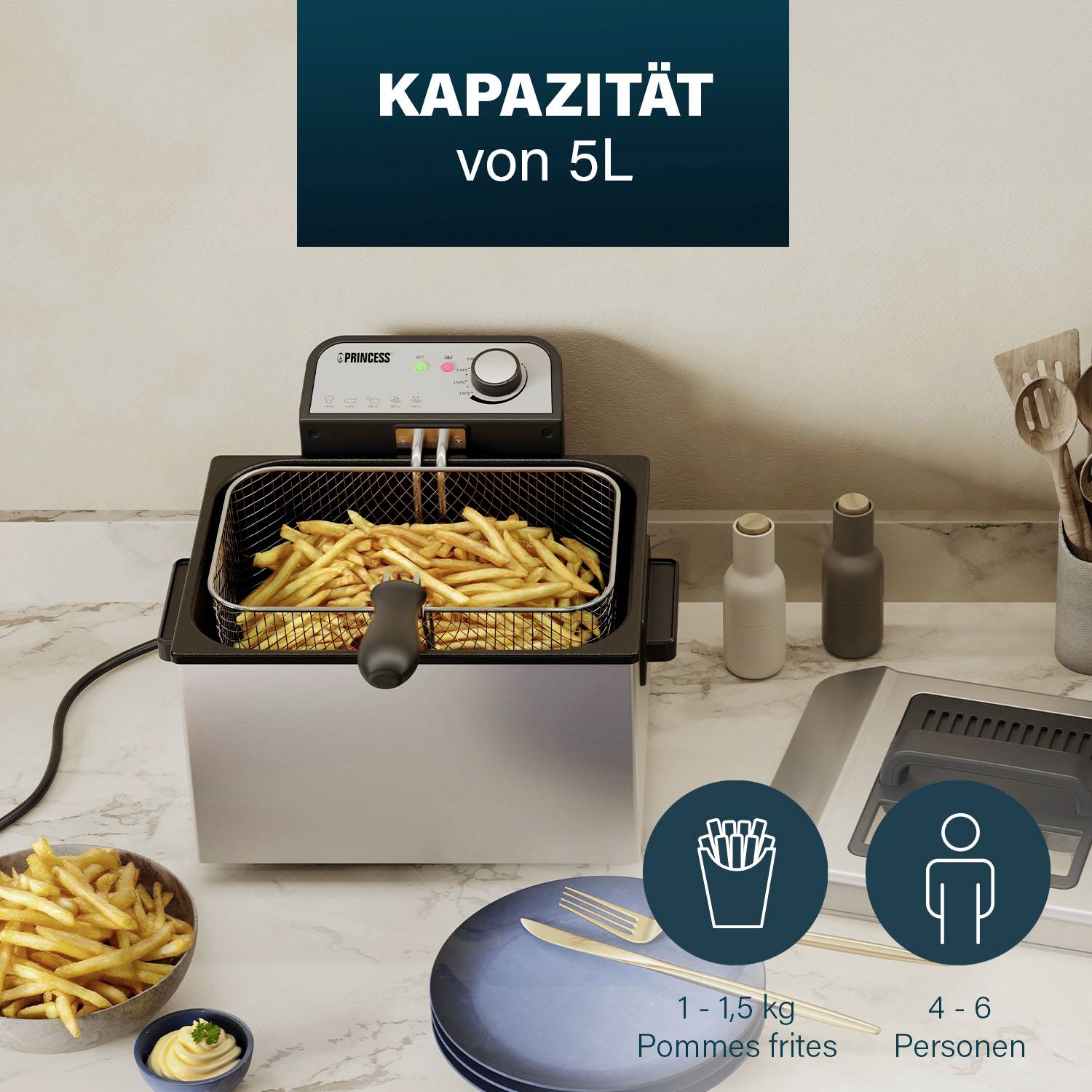 Fritéza o objemu 5 l, naplněná smažením francouzských brambůrek. Text na obrázku: 'OBJEM 5 L', symboly pro 1,5 kg hranolek, 4-6 osob.