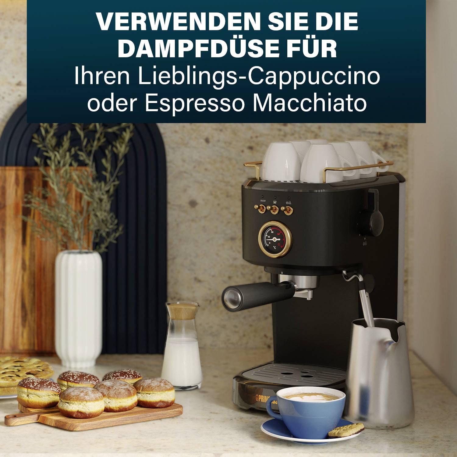 Černý espresso kávovar na kuchyňské lince s šálkem a konvičkou na mléčnou pěnu. Text nahoře: 'Použijte parní trysku pro' 'váš oblíbený cappuccino nebo espresso macchiato'.
