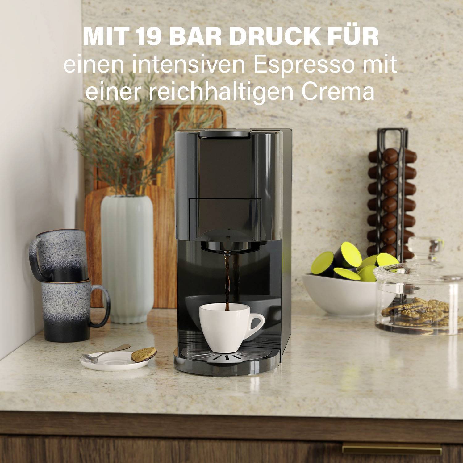 Espresso stroj na kuchyňské lince, který nalévá espresso do šálku. Text popisuje intenzitu a cremu espressa.