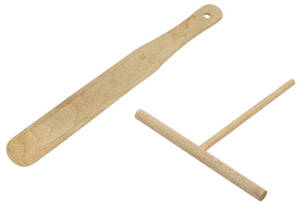 Dřevěná paleta na palačinky a rozdělovač palačinek na bílém pozadí. Paleta má širokou čepel, rozdělovač má tvar písmene T.