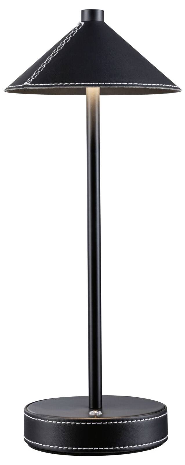 Černá stolní lampa s kuželovitým stínítkem a válcovitou základnou, zdobená bílými švy, svítí směrem dolů.