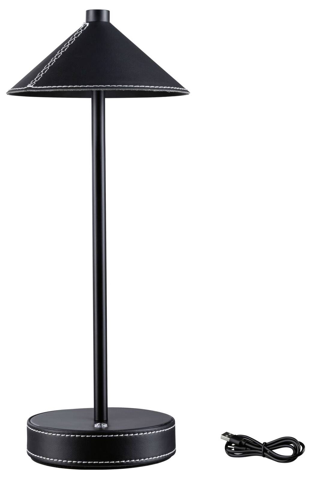 Černá stolní lampa s kuželovitým stínidlem a dekorativními bílými švy, vedle ní volně položený síťový kabel.