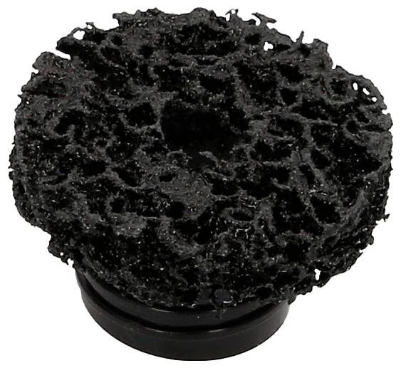 Černý, porézní materiál v kulatém tvaru, připomínající houbu, leží na tmavém podstavci.