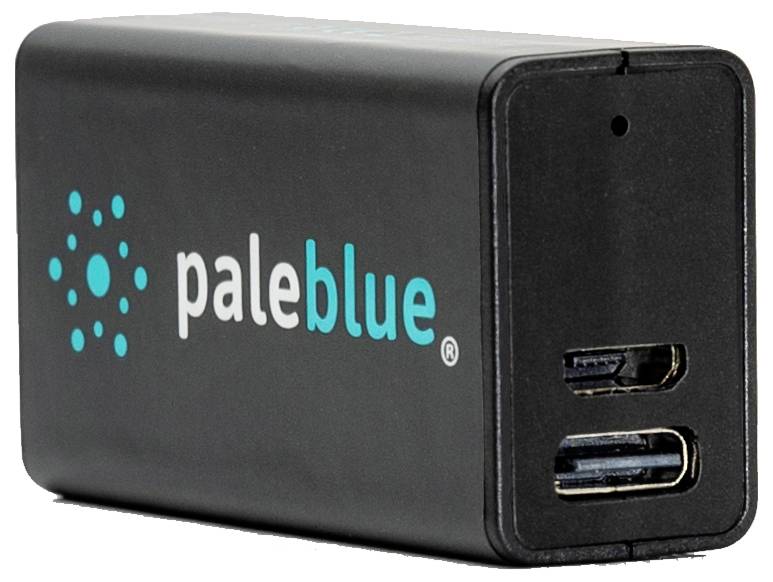 Černý, obdélníkový akumulátor s dvěma USB porty a logem 'paleblue' v bílé a modré barvě na boku.