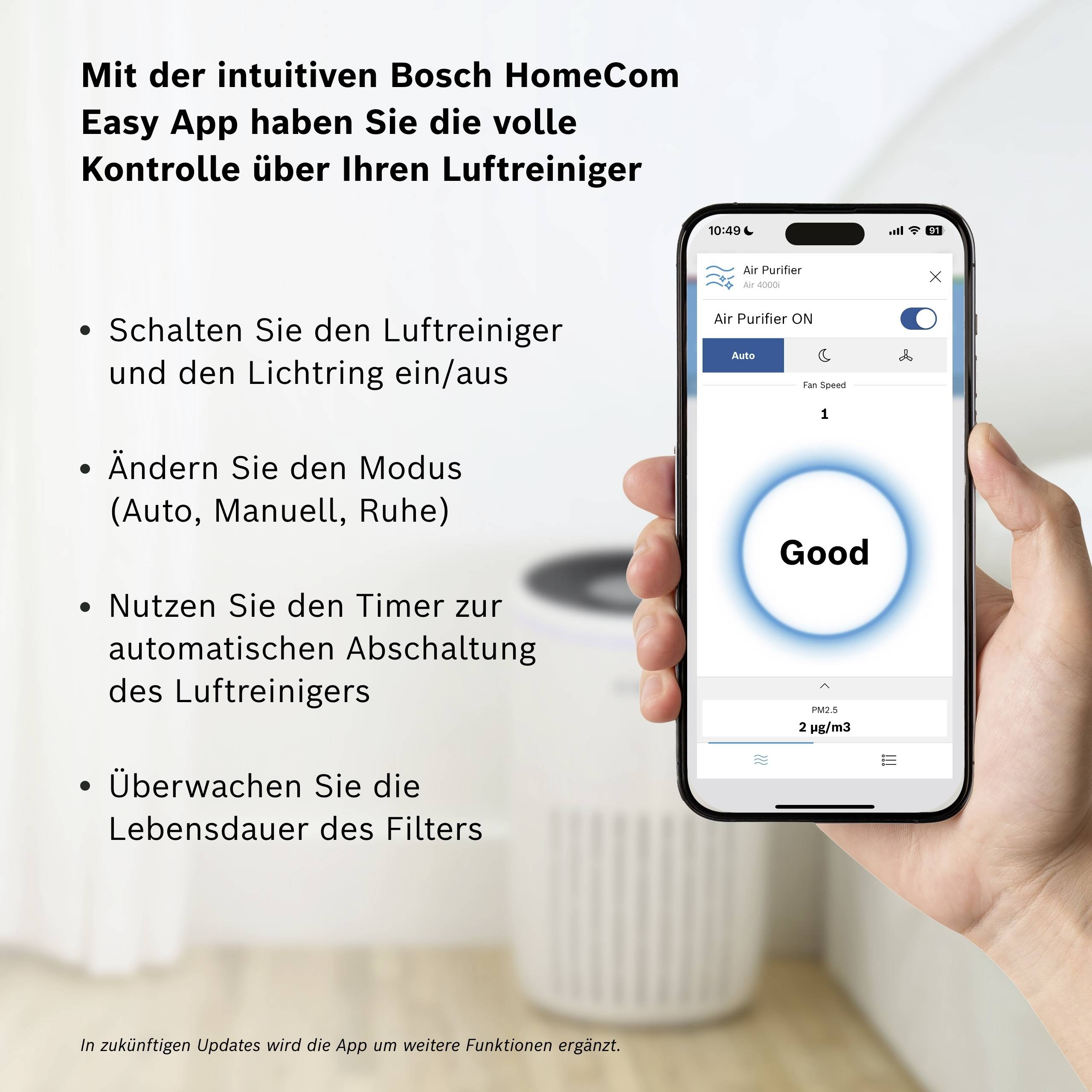 Ruka drží smartphone s otevřenou aplikací Bosch HomeCom Easy vedle textu. Aplikace zobrazuje stav čističe vzduchu: „Dobrý", 26 µg/m³.