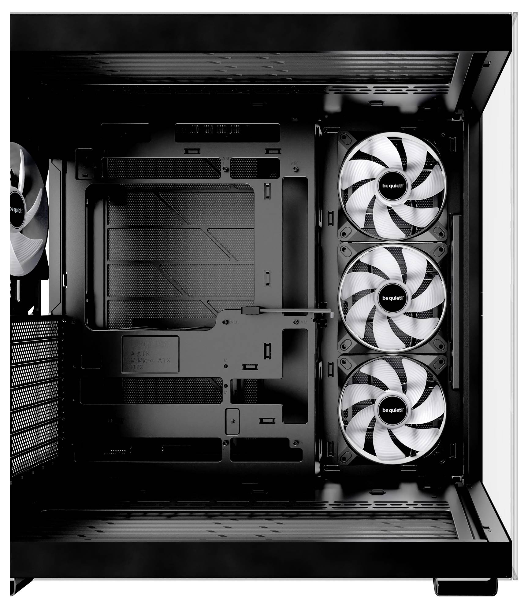 Prázdný vnitřní prostor počítačové skříně se čtyřmi velkými ventilátory na pravé straně, připravený pro instalaci hardwarových komponent.