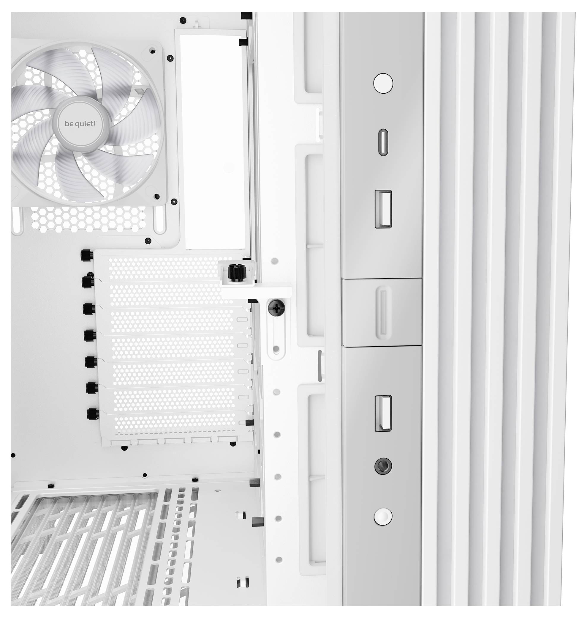 Vnitřní pohled na bílou počítačovou skříň s namontovaným ventilátorem, několika volnými sloty a větracími mřížkami vpravo.