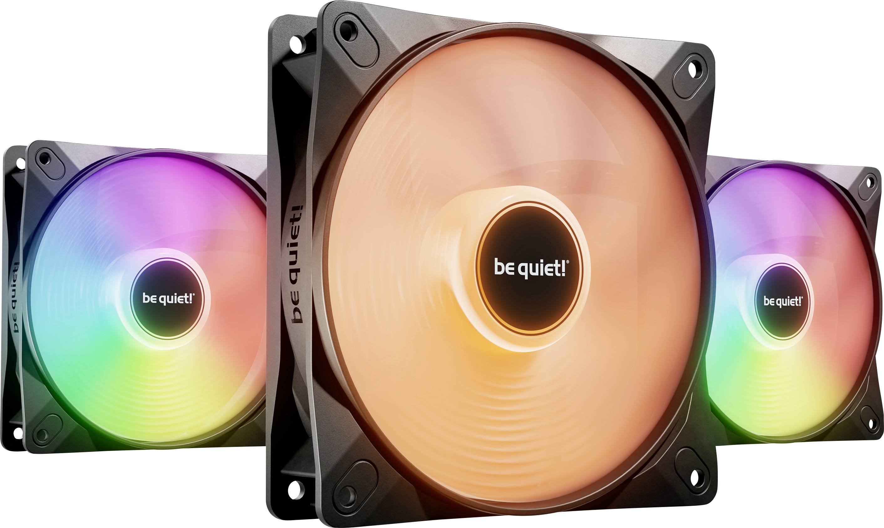 Tři počítačem řízené ventilátory s RGB podsvícením a logem 'be quiet!', které svítí v různých barvách, určené pro chlazení.